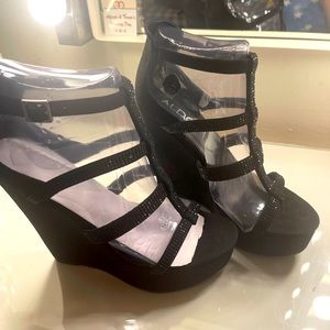 Black wedges